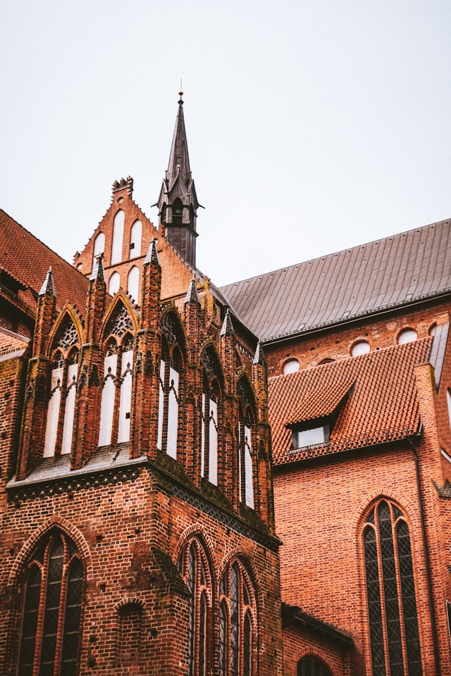 Backsteingotik pur: Warum Wismars Kirchen dich zum Staunen bringen werden.