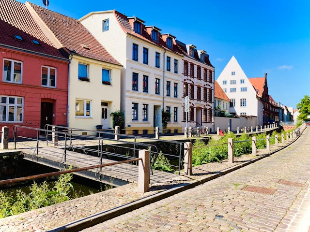 Wismars versteckte Hinterhöfe: Ein Blick hinter die Fassaden der Altstadt.
